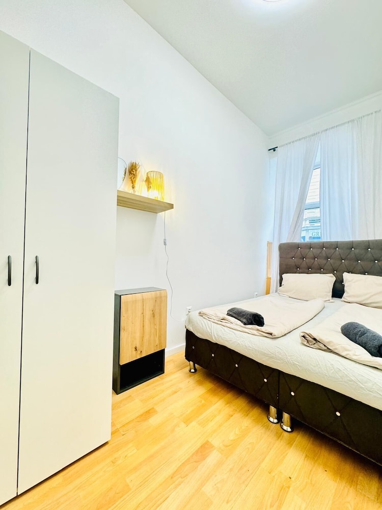 10BR Apt for Groups 8Min to Rathausplatz