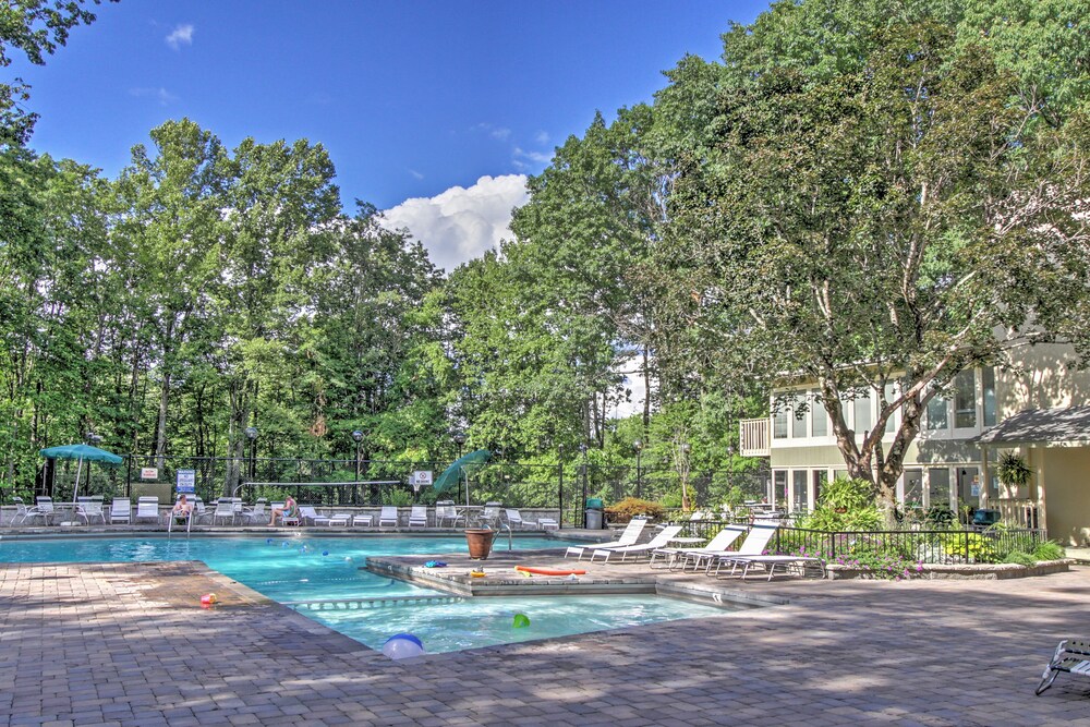 Hot Tub & Mtn Views: Scenic Cabin in Gatlinburg!