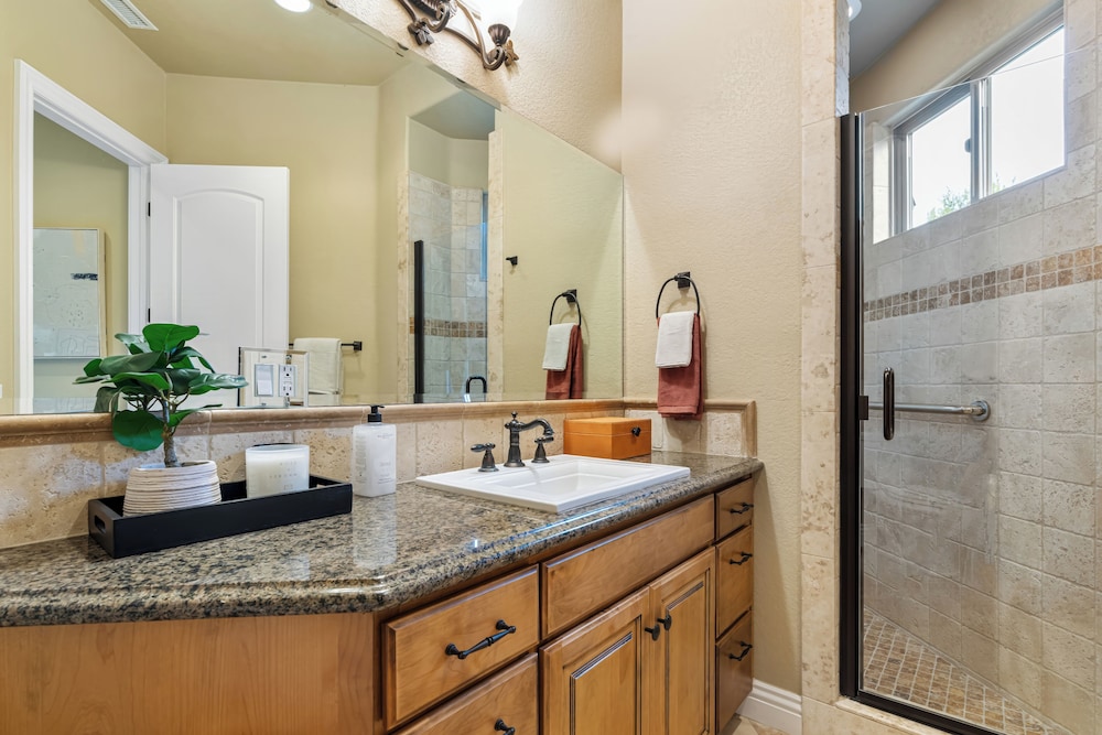 Hilltop Estate w/ Pool, Hot Tub, Fire Pit, Views Cleveland Vista by Avantstay