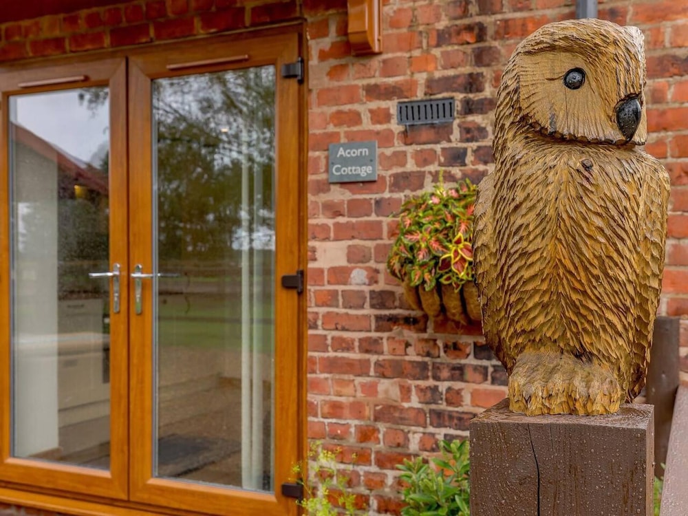 Knutsford Vacations - Charming 2-bed Cottage, Beautiful Views, Knutsford - Property Image 2