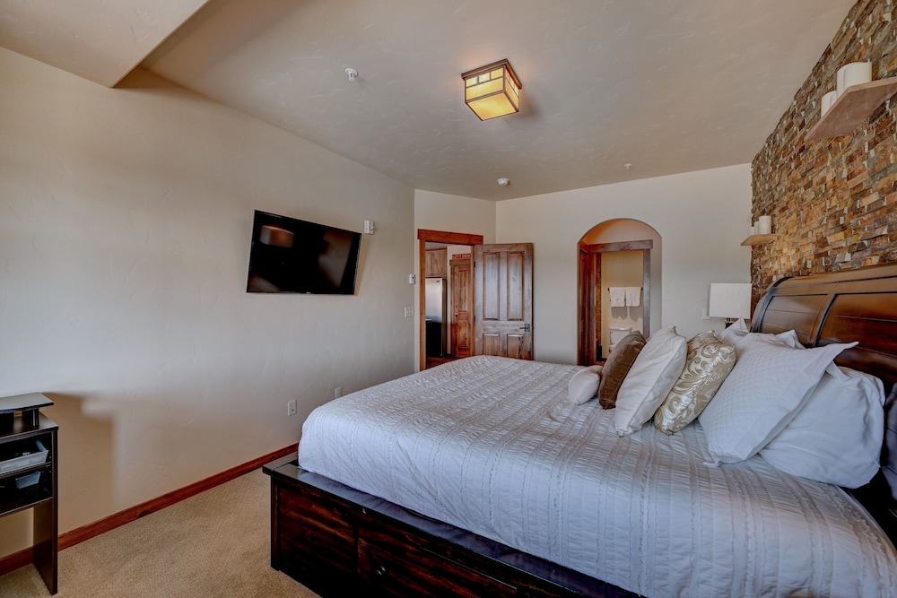 Cozens Pointe I-101 2 Bedroom Condo by RedAwning