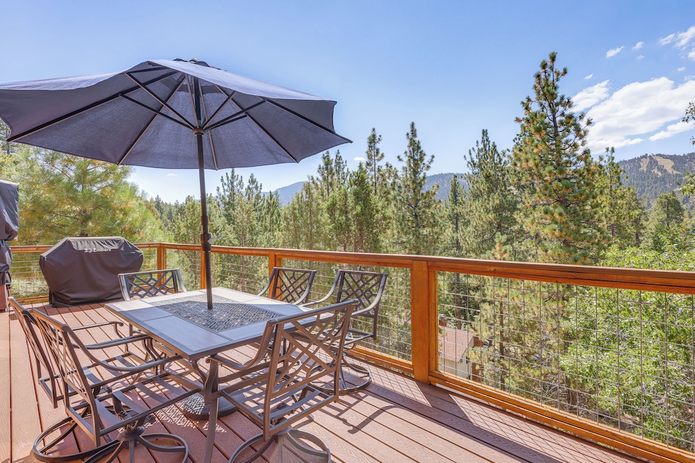 1 Mi to Skiing: Mtn-view Cabin in Big Bear Lake
