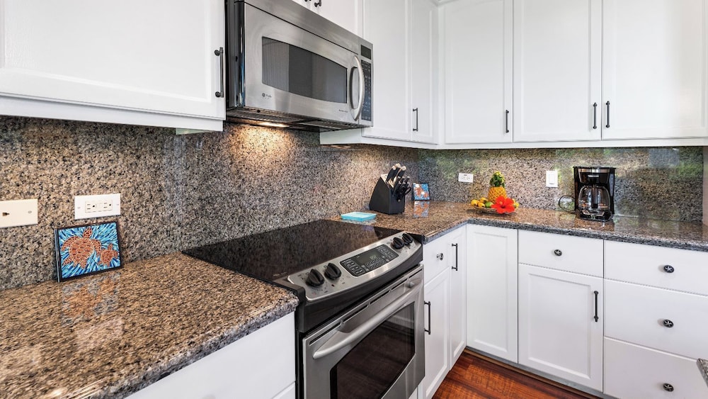 Tropical Escape w/ Lanai, BBQ & Resort Amenities - Vrkcv