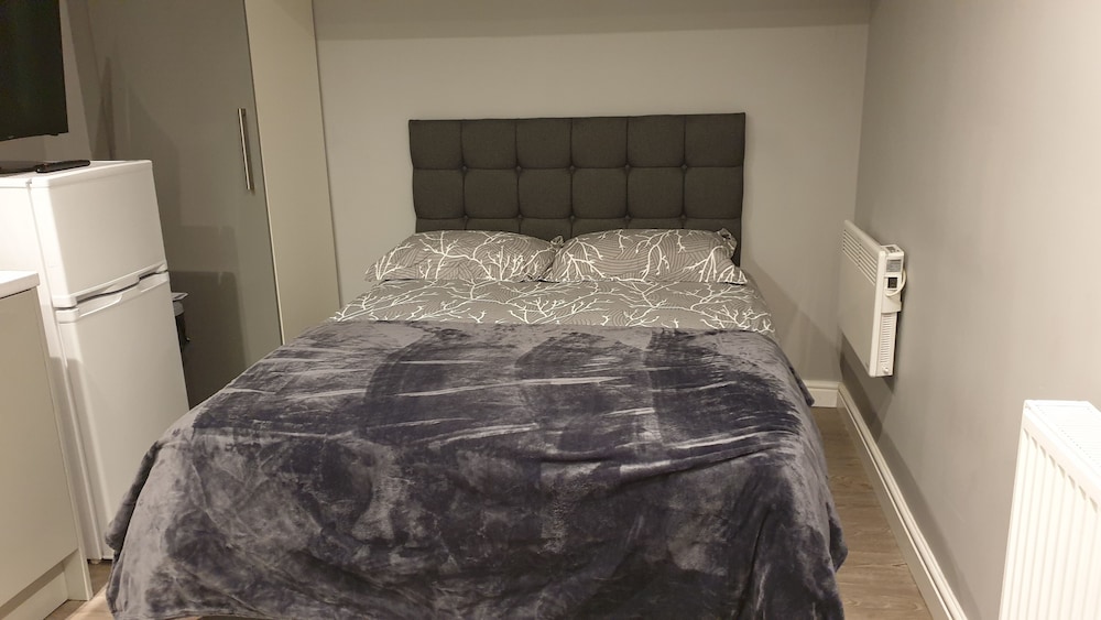 Stunning 1-bed Apartment in Bracknell view 2