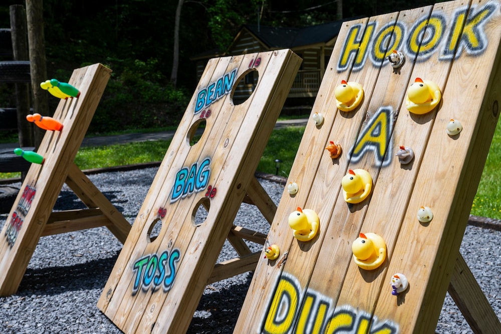 5 Cabins in Gburg Sleeps 16 Firepit Games