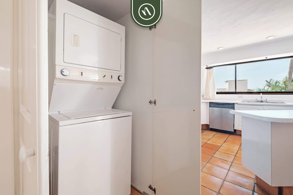 Amazing 2 BR Condo Overlooking the Pool - Romantic Zone