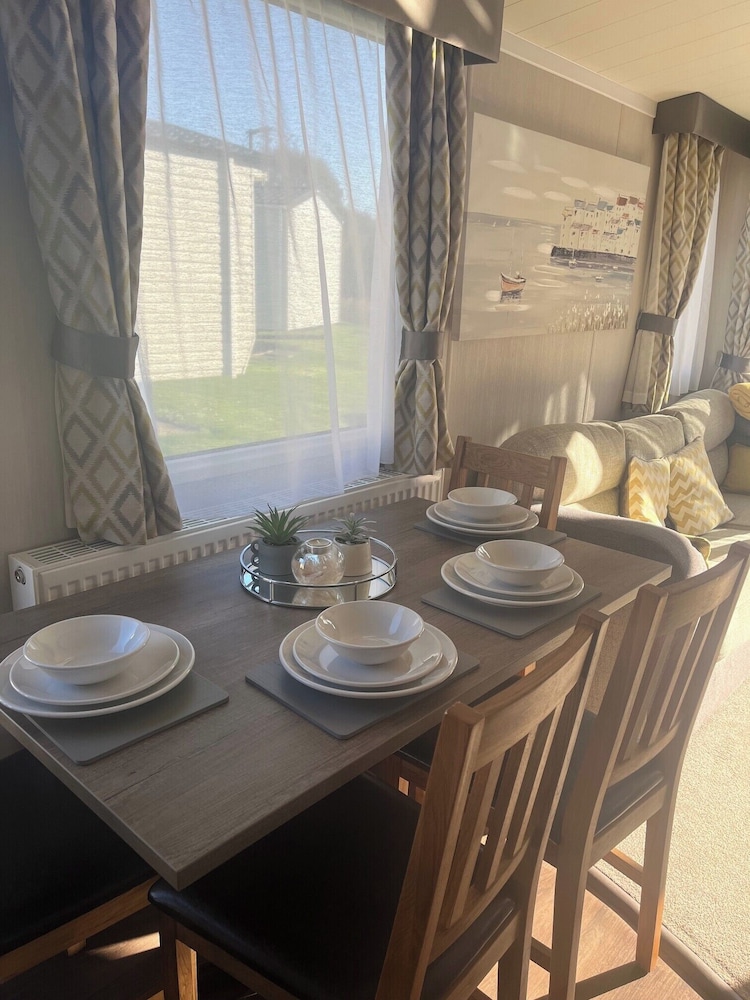 2-bed Cabin, Sleeps 4 in Cayton Bay