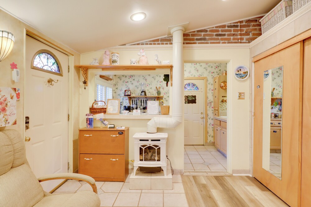 Close to Midtown! Cozy Reno 'river Cottage'