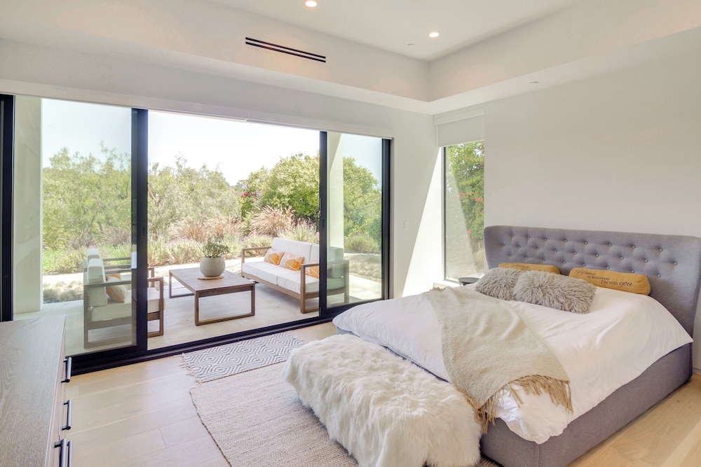 1 Mi to Point Dume: Mtn-view Escape w/ Patio!