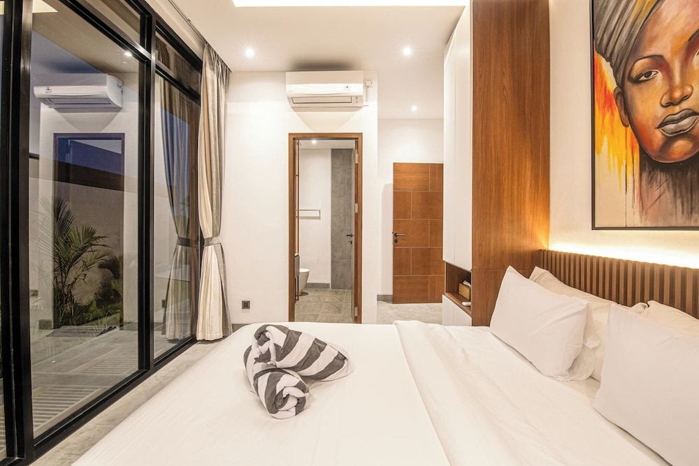 Tropical Elegance 5BR Canggu Villa Near Beach