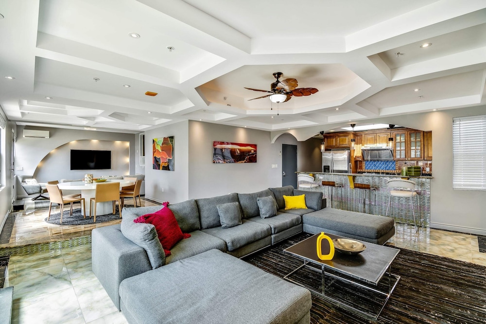 The Penthouse in the Heart of the City With Patio/rooftop view 4
