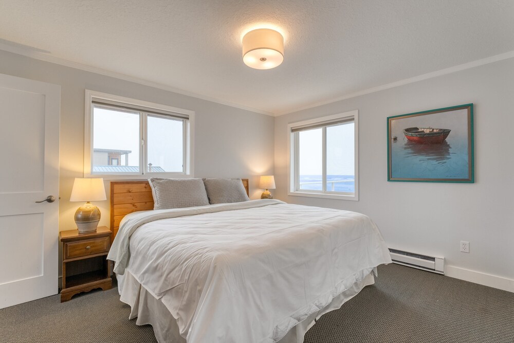 Rock Candy by Avantstay Beachfront, Views, Patio Walk to Rockaway Beach