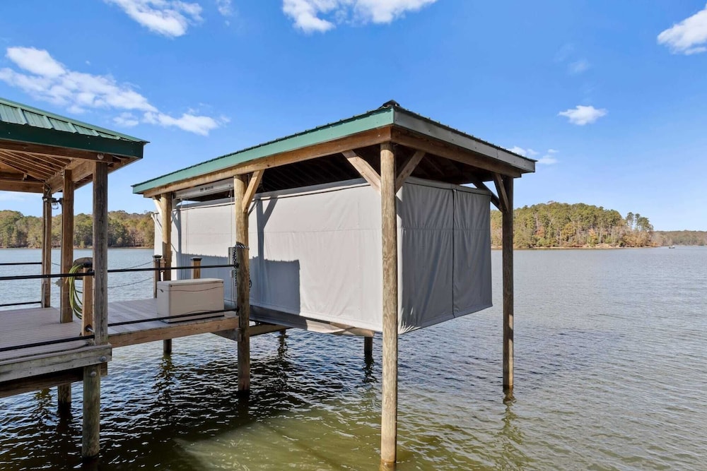 Sunset Pointe by Avantstay Waterfront, Beach, Fire Pit Sleeps 14 5bdr 4BA