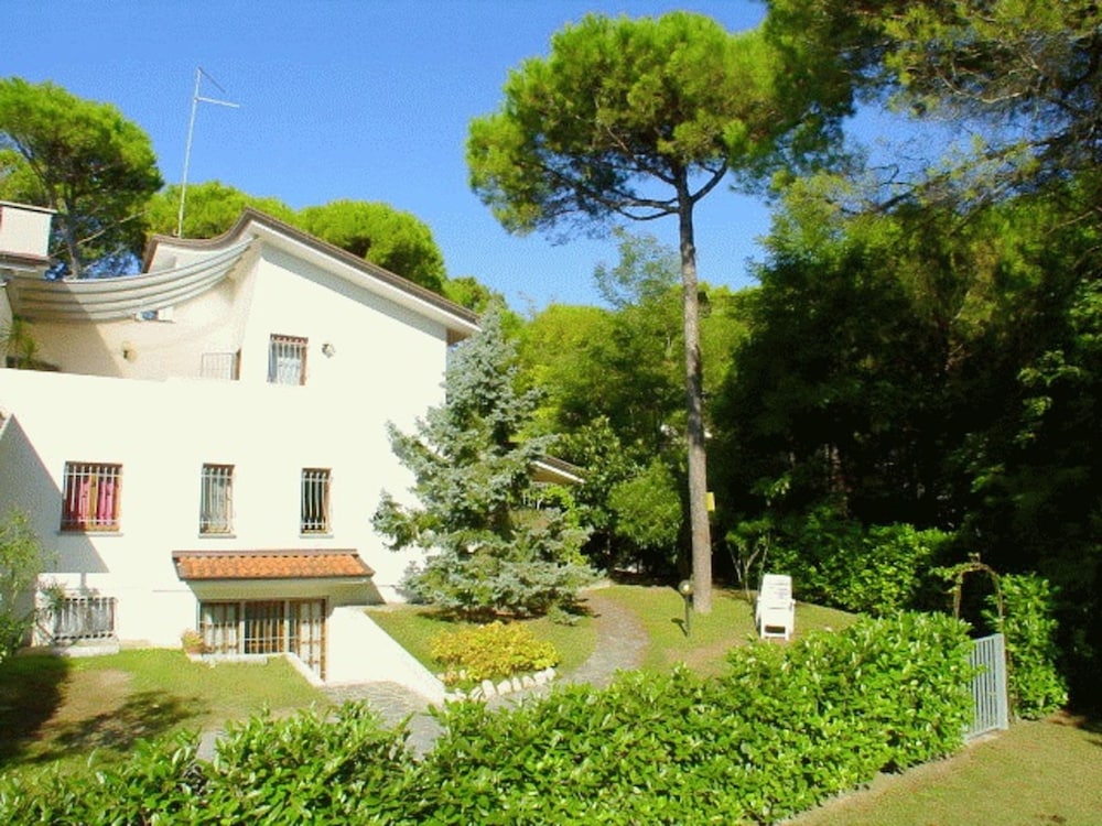3 Room Flat With Wi-fi and Private Patio in a Green Area of Lignano Sabbiadoro