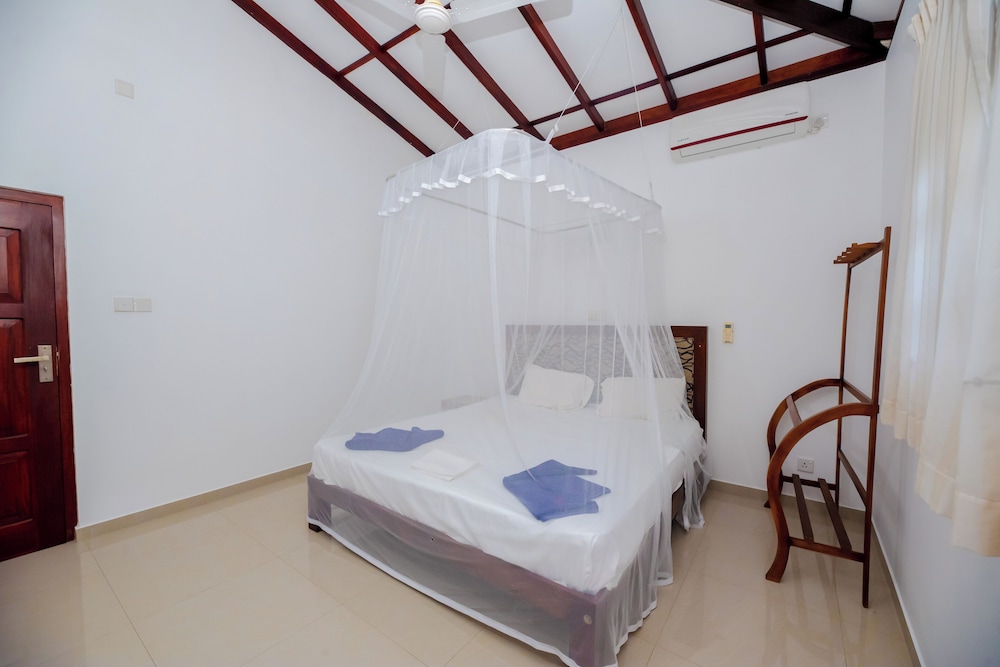 Villa Almond Leaf