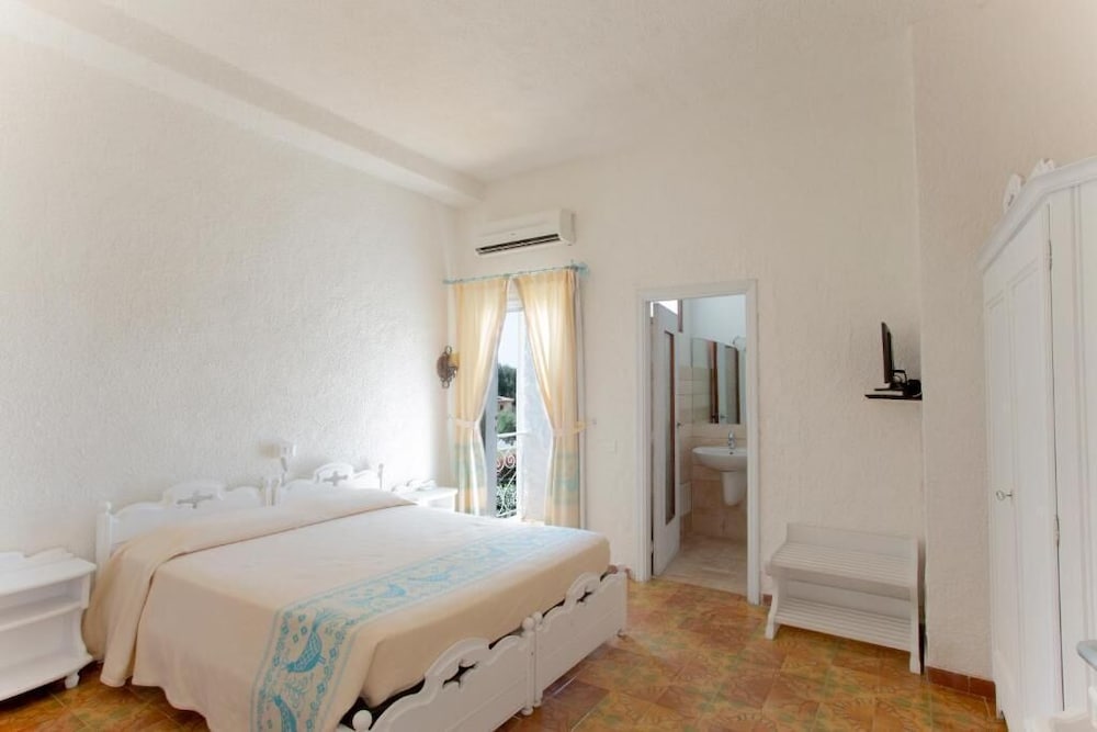 AL FARO VINTAGE HOTEL -SPIAGGIA LA CINTA-SAN TEODORO