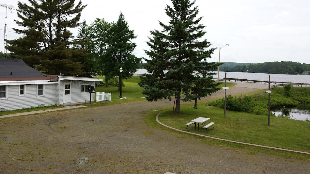 Bear Paw Inn