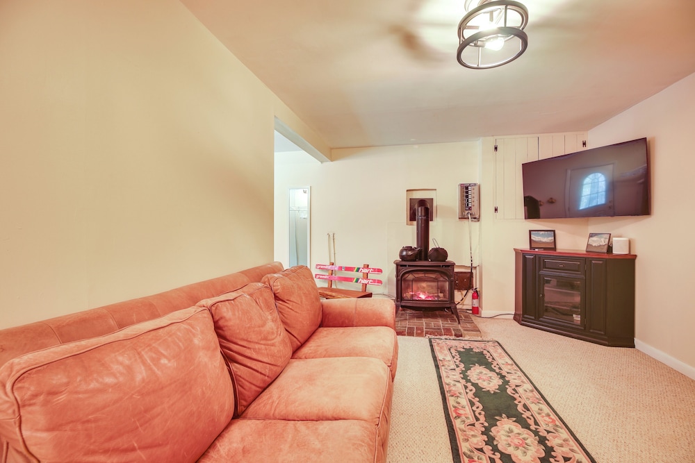 1 Mi to Sugarbush Resort: Dog-friendly Home!