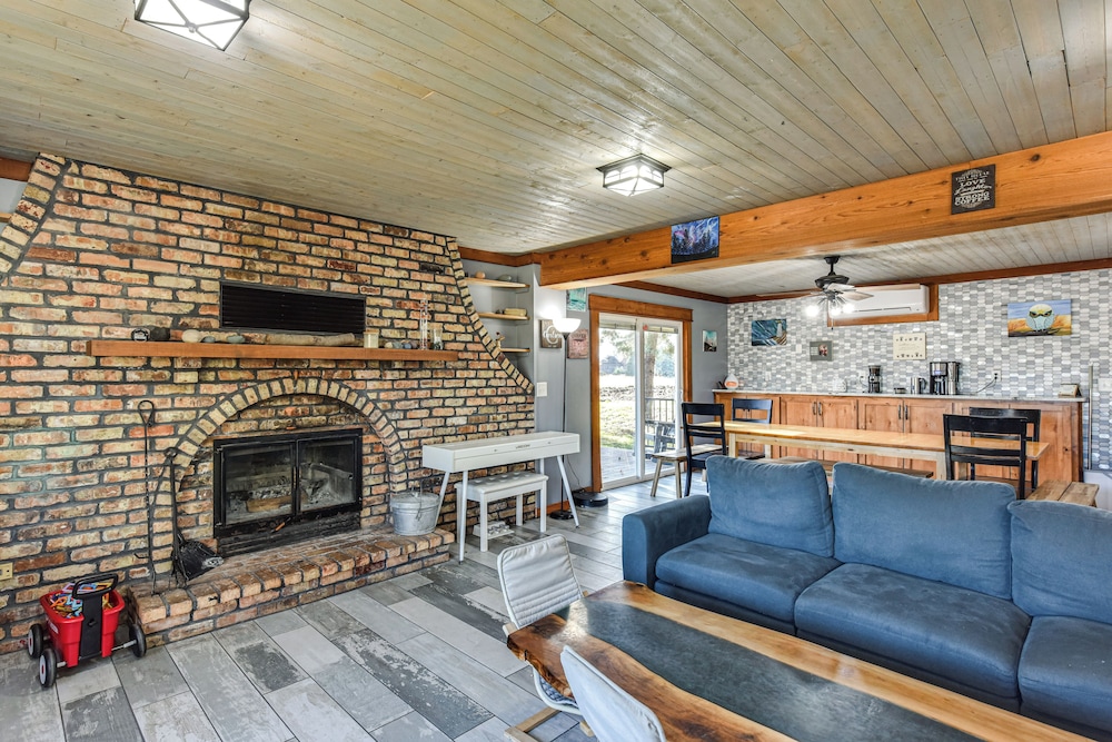 600-sq-ft Deck! Hutchinson Retreat on 5 Acres