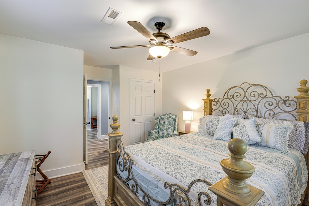 Small-town Charm & Local Dining: Home in Burgaw! view 5