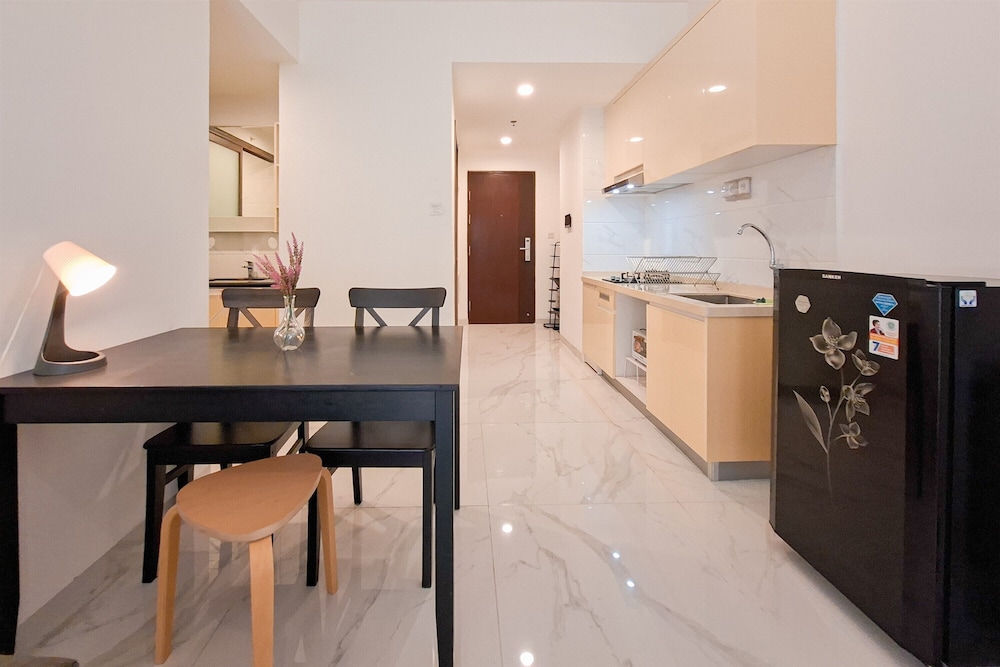 Cozy And Pool View 2Br At Sky House Bsd Apartment