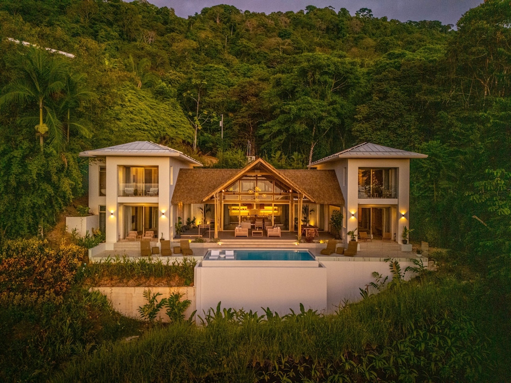 Tropical Oceanview Retreat 11br for 27 Guests