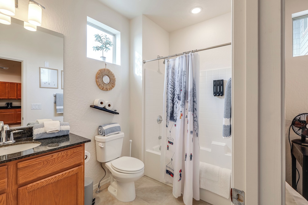 1 Mi to Dtwn Flagstaff: Condo w/ 2 Balconies!