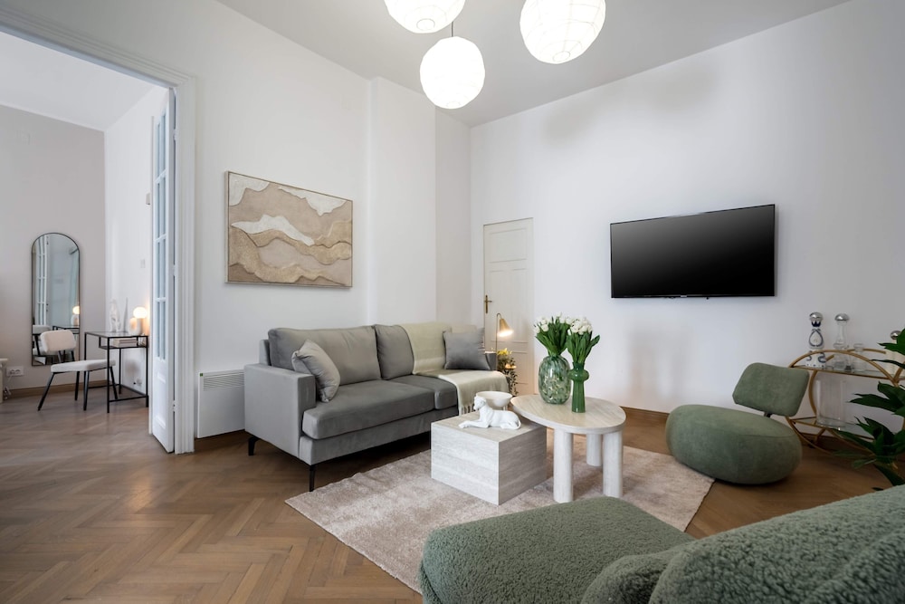 Calea 3BR Victoriei Stunner - Two Living Rooms - Balconies on the Avenue