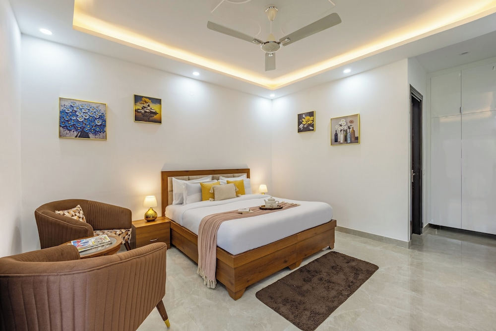 ELIVAAS 5 BHK With Pvt Pool - Zenora