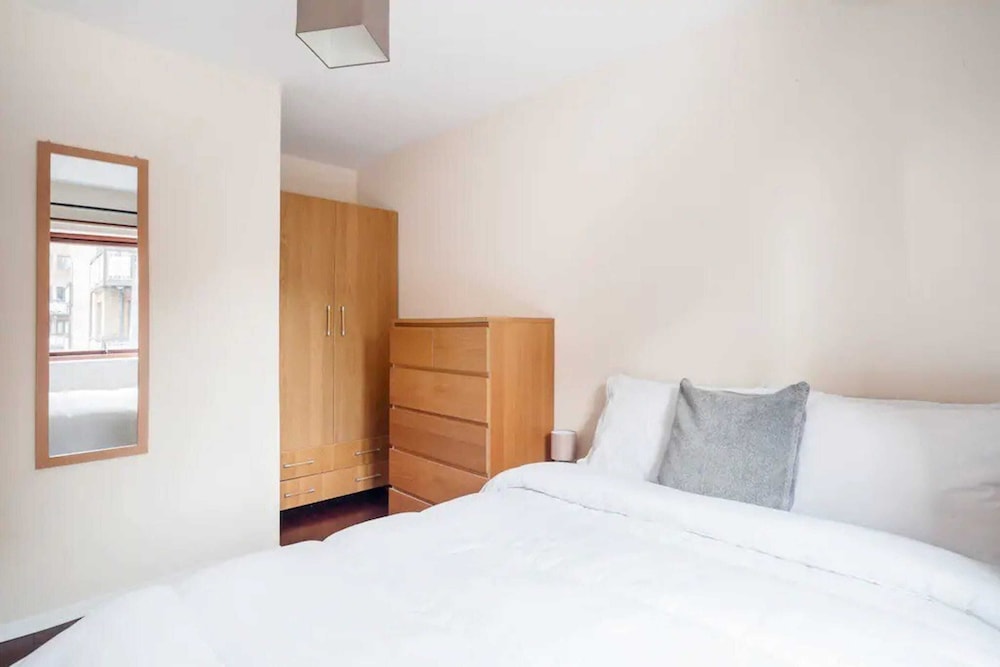 Modern and Homely 2 Bedroom by Canary Wharf
