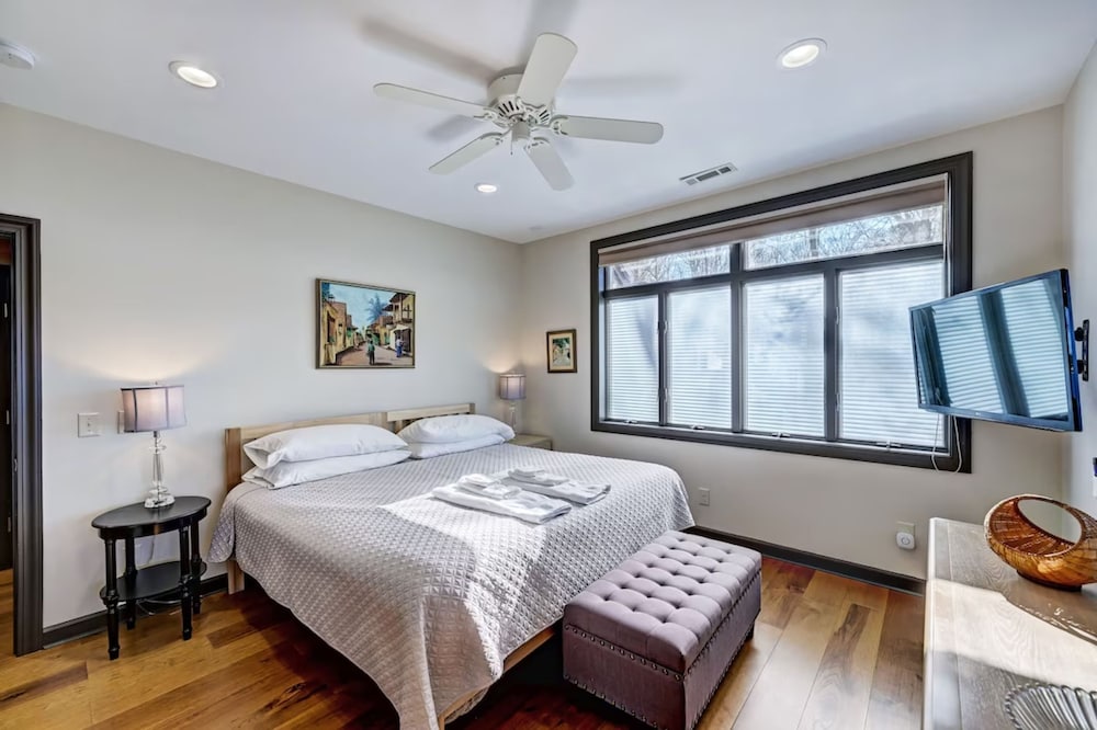 Landover Lodge by Avantstay Waterfront Dock
