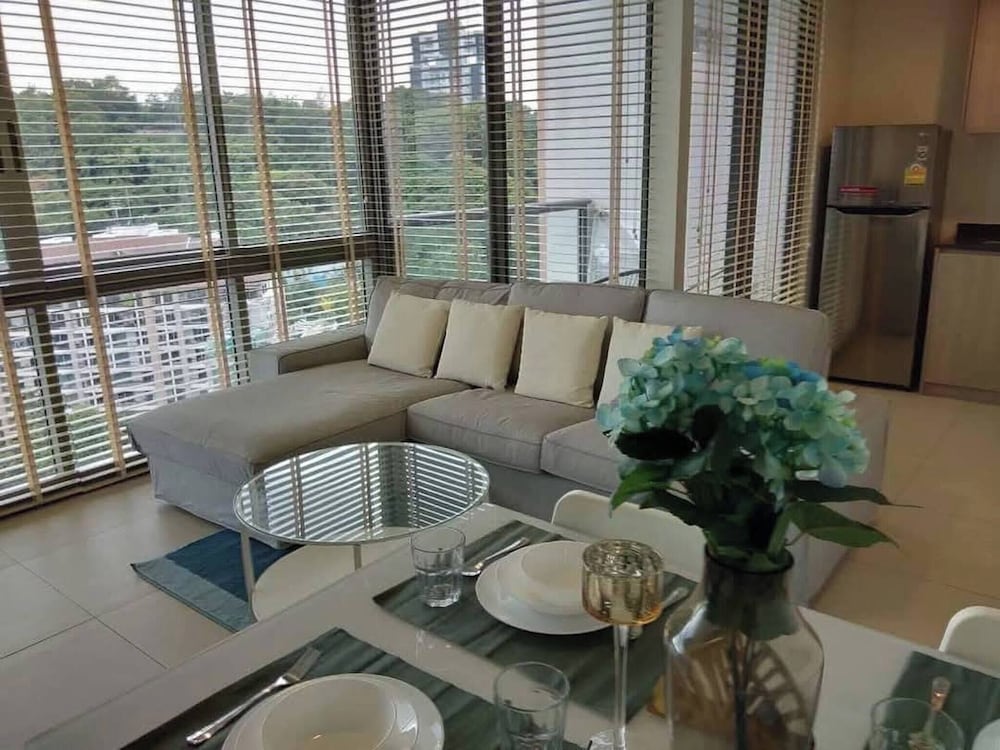 Large High Floor, Best Pool and Great Location
