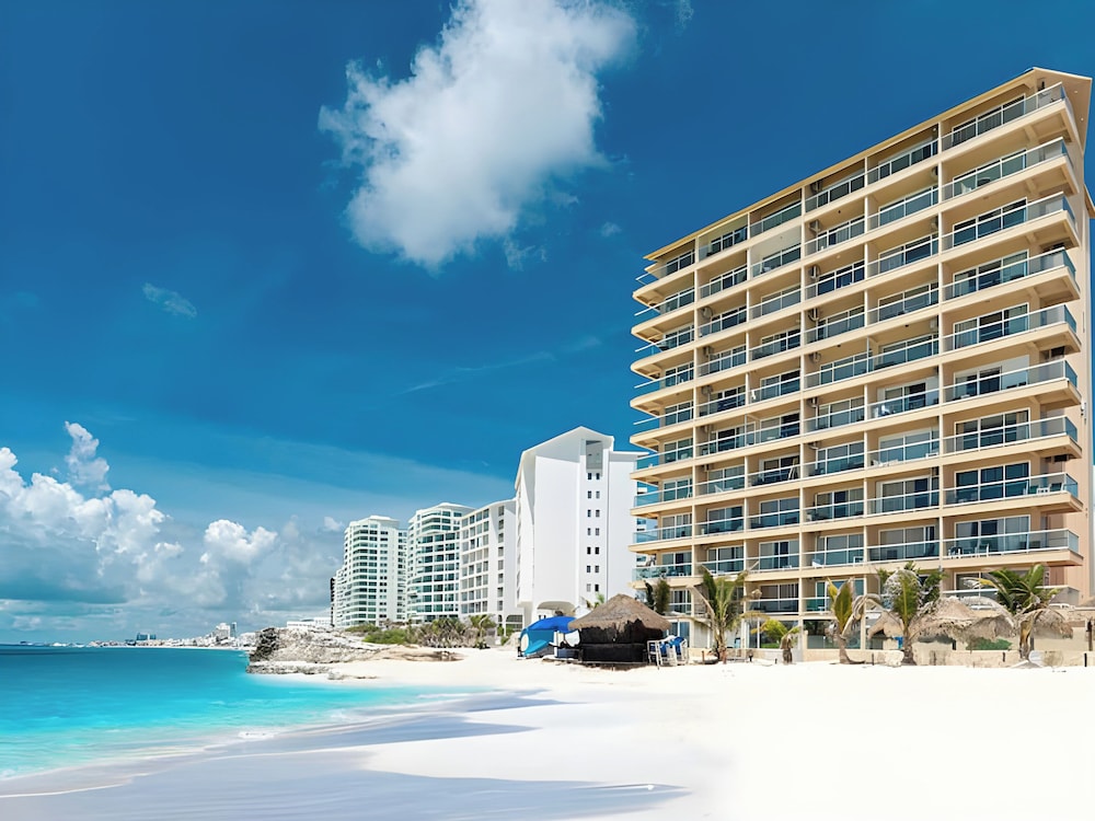 Paradise Beachfront & Nightlife Heart