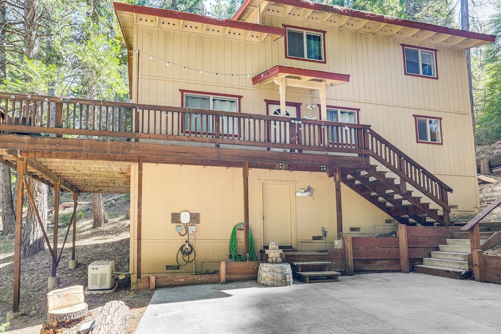 Hike, Swim, Golf: Family Retreat in Arnold!