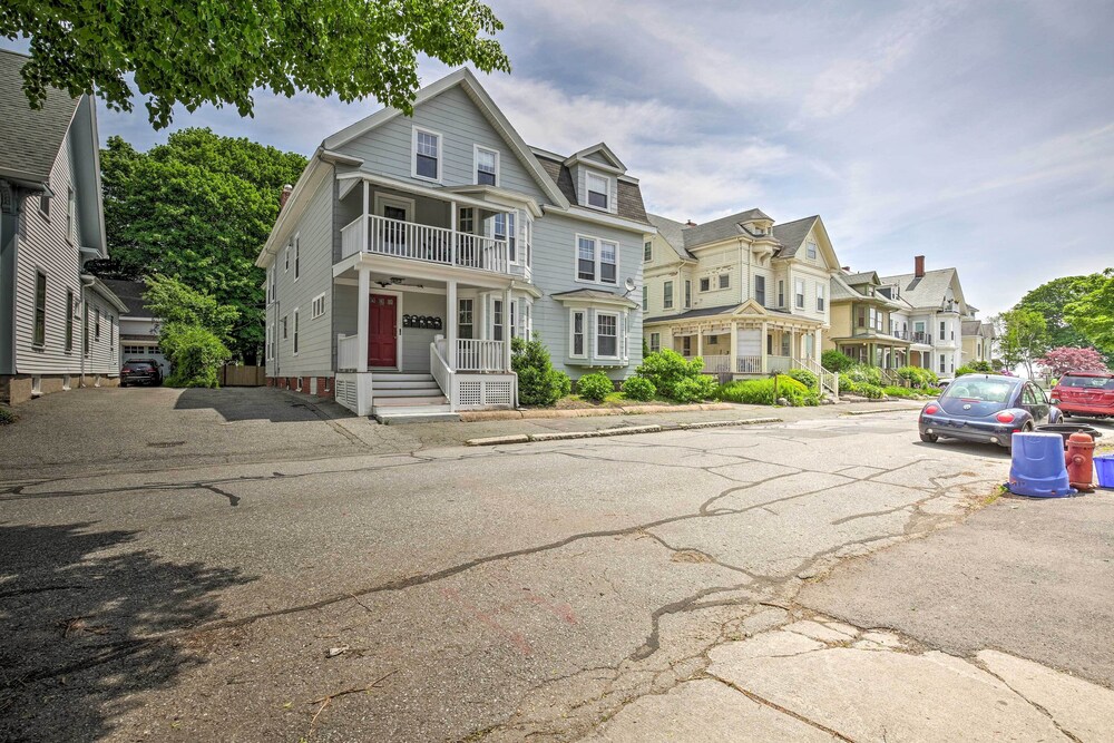 Quaint Beverly Townhome: Walk to Beach & Downtown! view 5