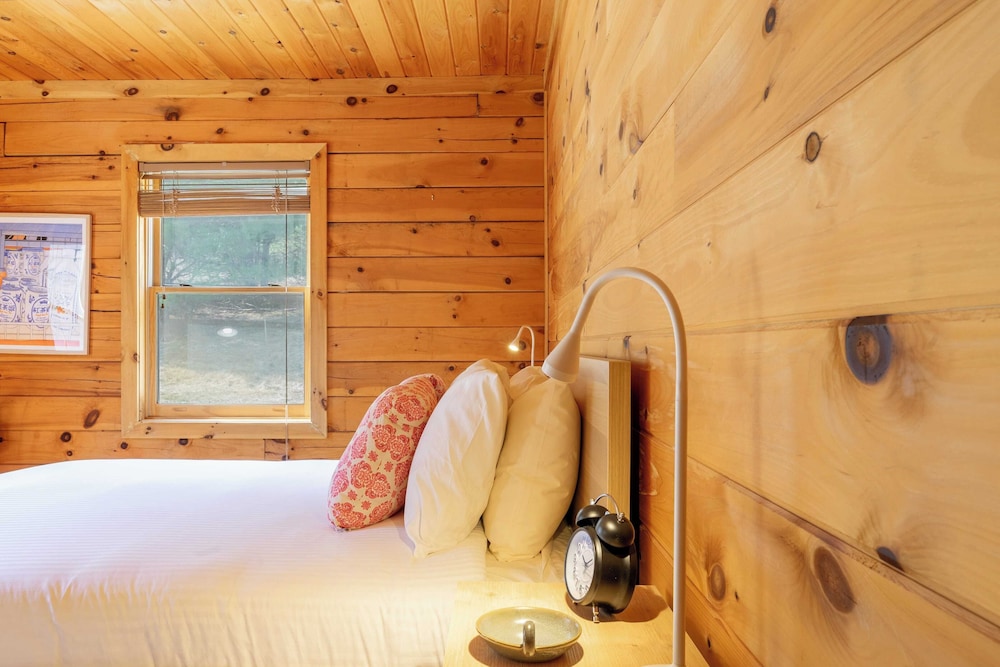 Secluded w/ Deck Views, Hot Tub, & Ping Pong Hudson in the Berks by Avantstay