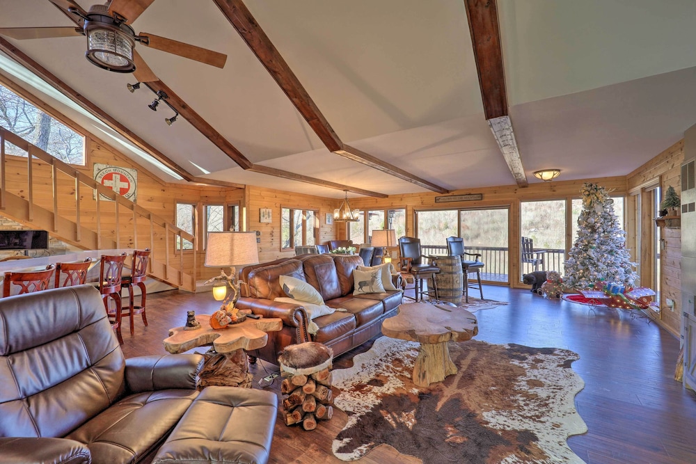 1/2 Mi to Beech Mountain Slopes: Cozy Family Home! view 2