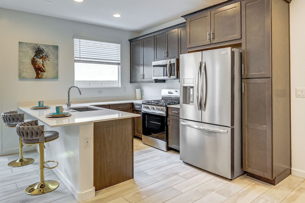 Lake + Mtn Views: Modern Apache Junction Getaway