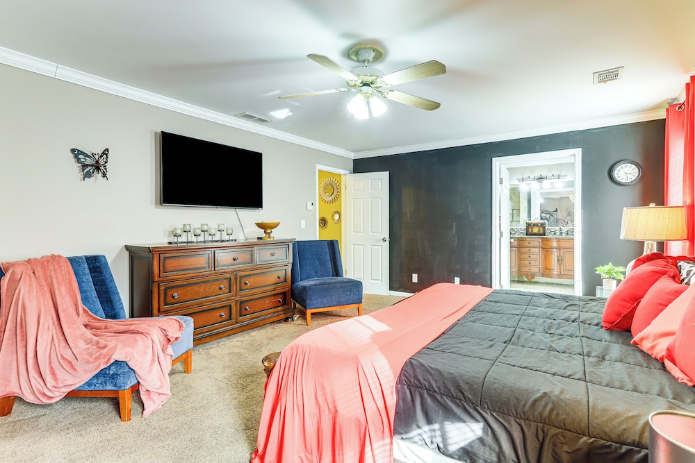 Entertainment-ready Yard: Spacious Riverdale Home