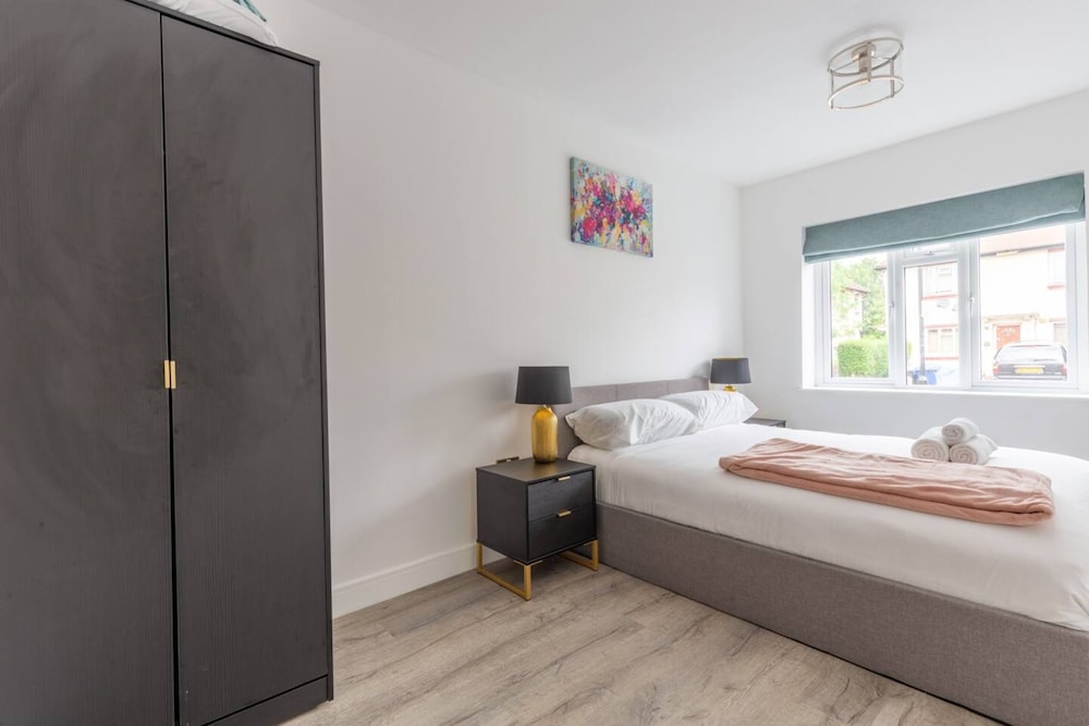 Contemporary 2 Bedroom in West London