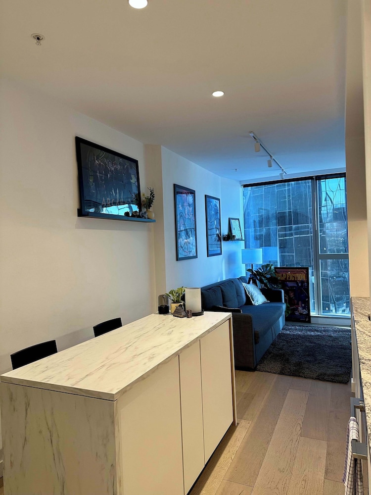 A Comfy Apt Next to Southern Cross