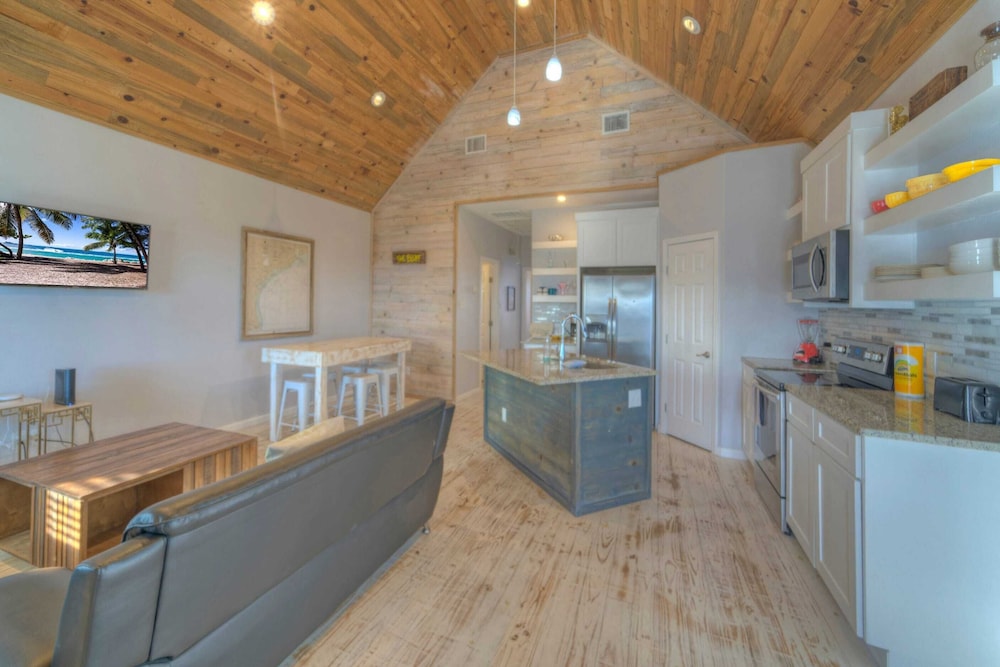 2 Homes on the Bay, Shared Waterfront Pool + Boat Dock Laguna Village Paradise