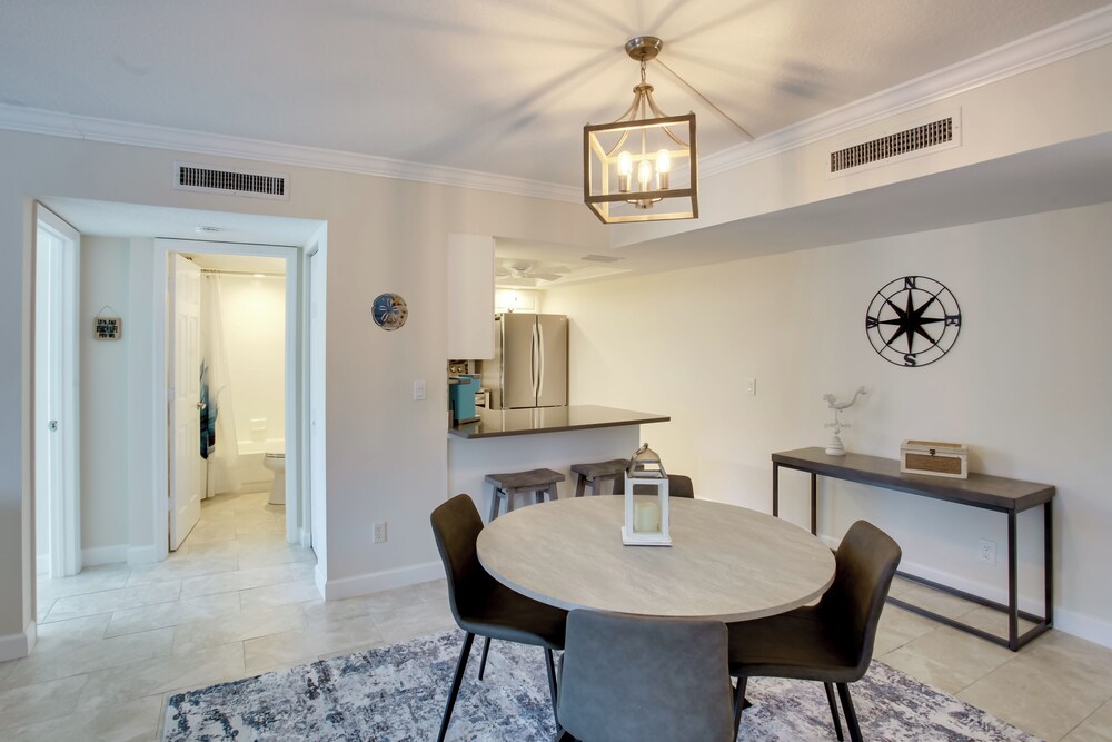 8 Mi to Beach: Modern Condo in Fort Myers!