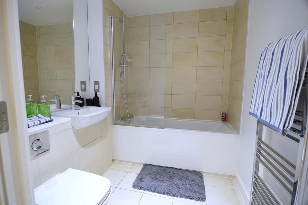 Near Excel - Wifi - Parking - Pets - Sleeps 5