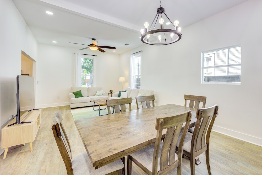 1 Mi to Dtwn San Antonio: Sleek Bungalow w/ Yard!