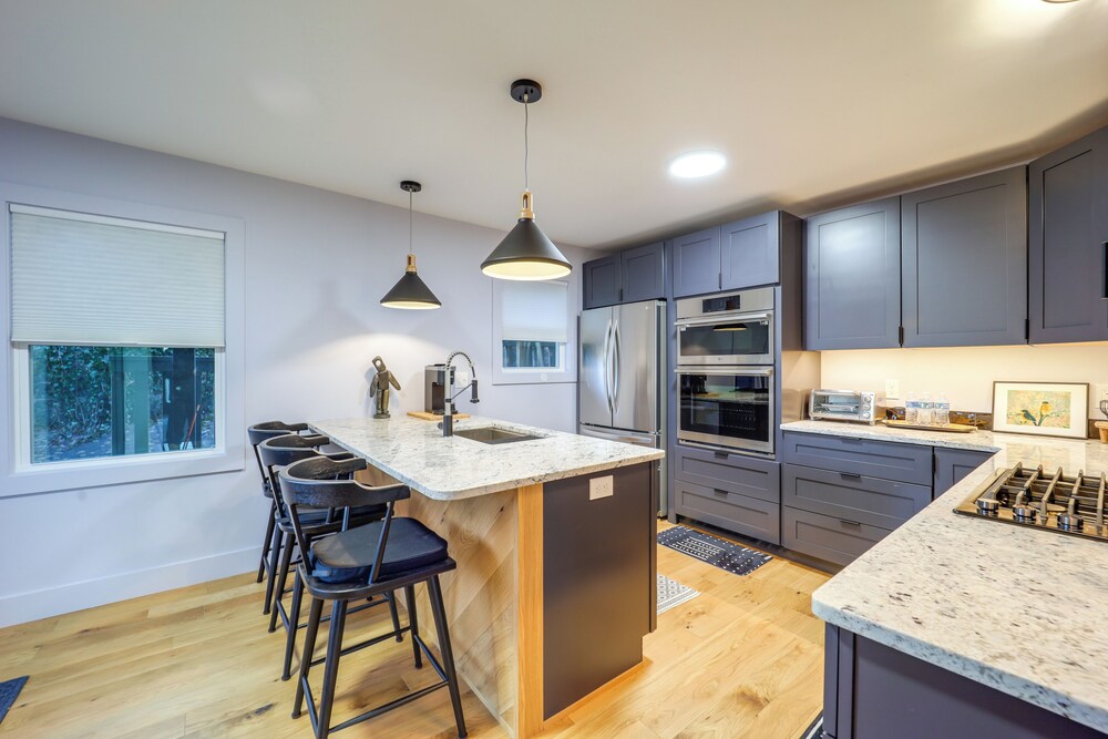 Steps to Dtwn & Fabulous Restaurants: Chic Condo