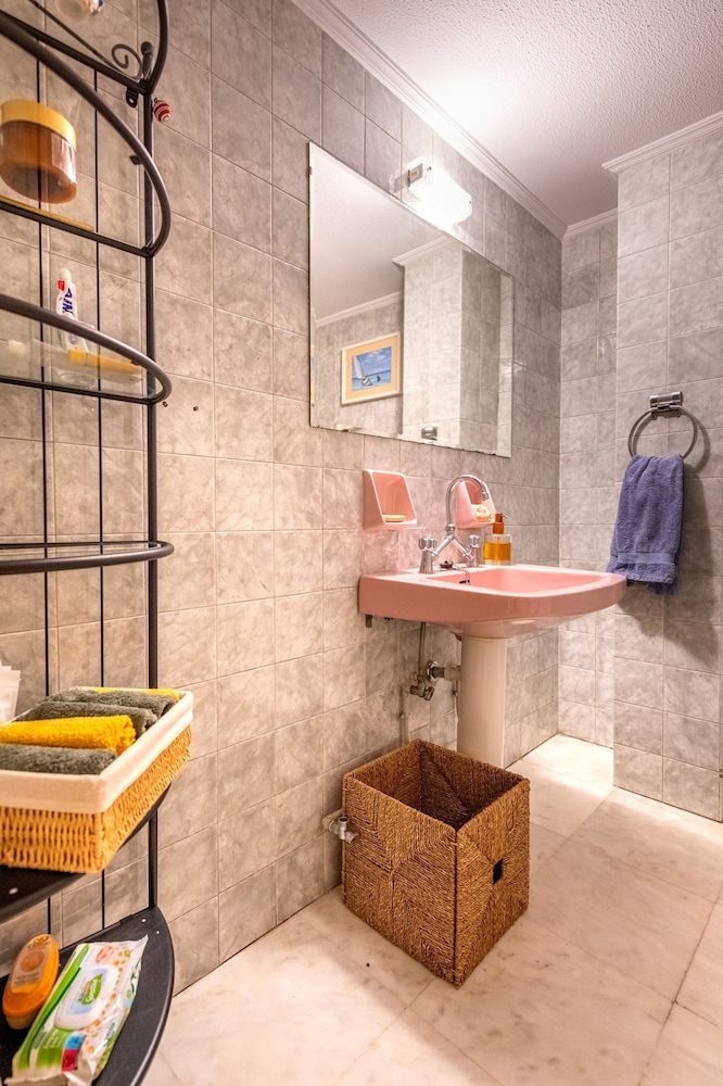 Chic 2BR Bright Penthouse With Open Wood Staircase