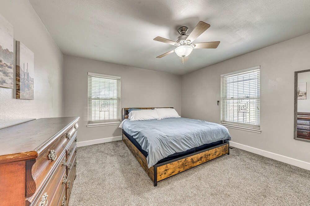 4 Mi to Museums: Roswell Getaway w/ Game Room!