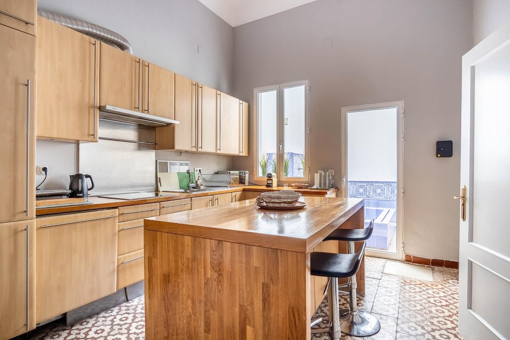Cheerful 6 Bedroom House in Seville With Terraces