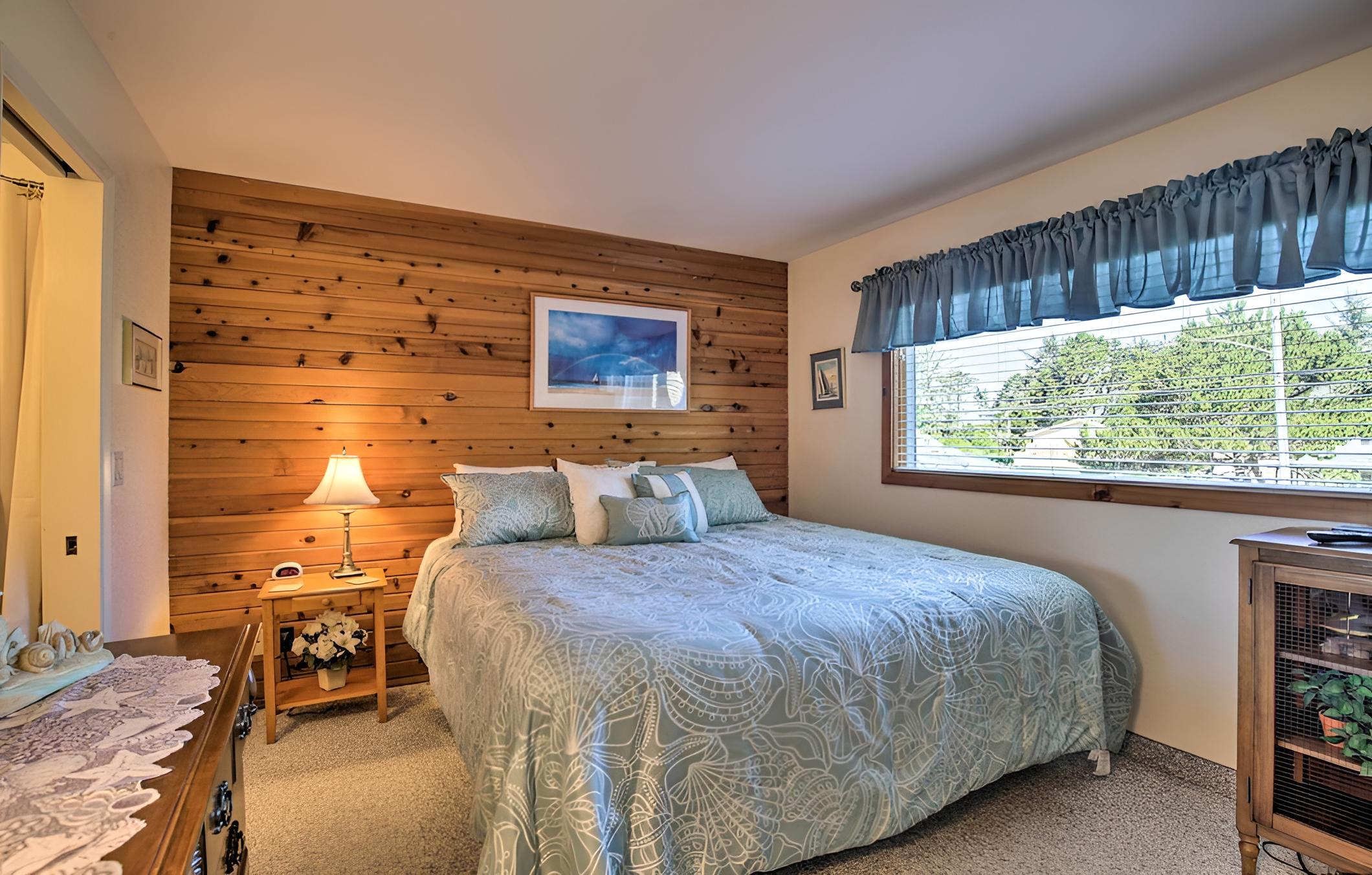 Cozy Depoe Bay Hideaway, Steps to Scenic View view 5